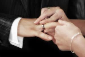 Meaning of wearing a gold wedding ring in a dream? 6 Meaning of wearing a gold wedding ring in a dream?