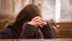Should women cover their heads in church? 3 Should women cover their heads in church?